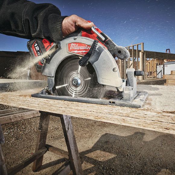 密尔沃基M18FCS66-C燃料184mm圆锯带袋