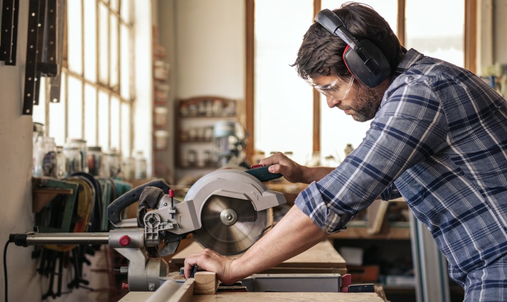 如何安全正确地使用圆锯